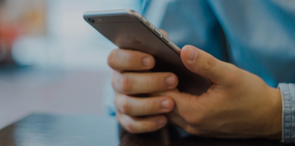 Swipeable mobile browser Cake in action on a smartphone screen.